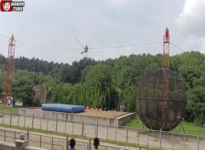 Video :During a balancing routine, a Chinese acrobat collapses (Warning - frightening)